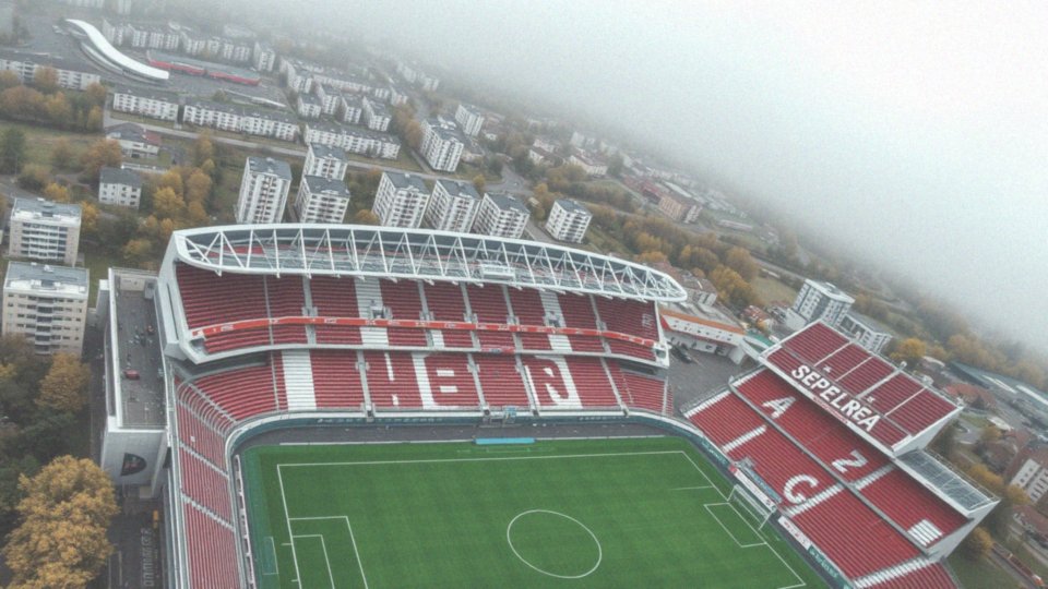 Jakie są przykłady klubów piłkarskich w Polsce, takie jak Cracovia czy Legia Warszawa?