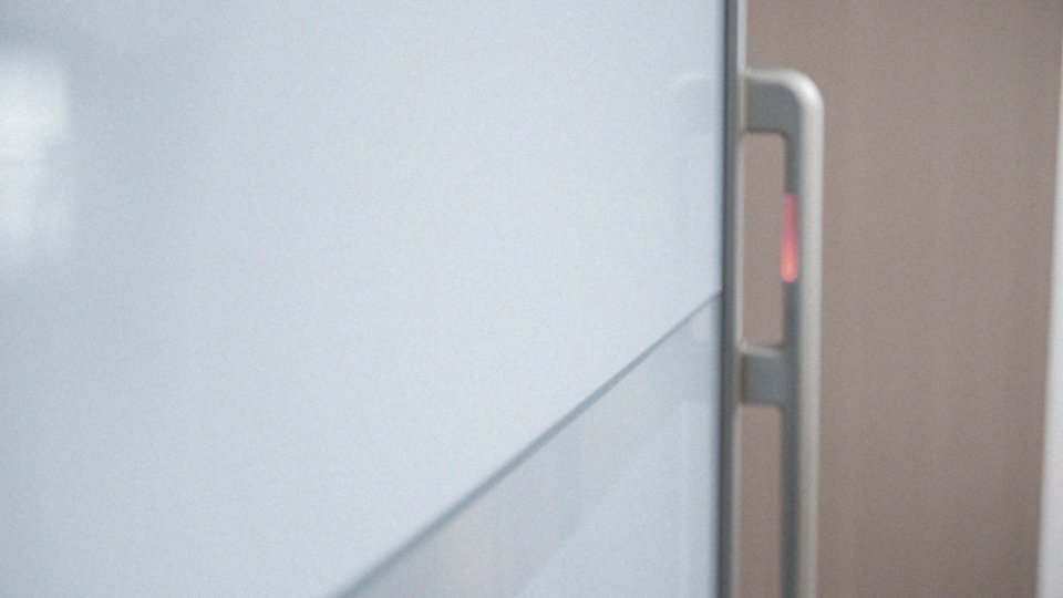 Dlaczego drzwi zamrażarki muszą być zamknięte, aby lampka zgasła?