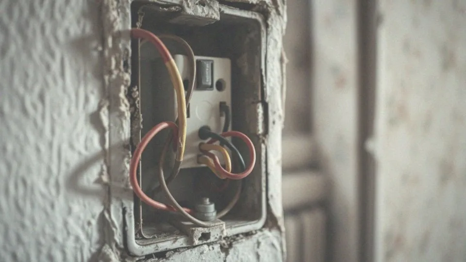 Jak podłączyć gniazdko w starej instalacji? Praktyczny poradnik
